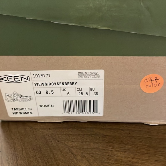 Keen low top hiking boots - new never worn with box size women’s 8.5 - Picture 2 of 3